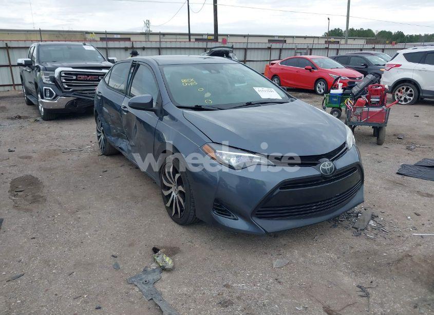 2018 Toyota Corolla LE (VIN 2T1BURHE3JC967162) main photo