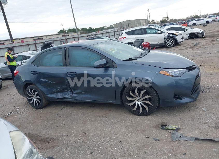 Photo 13 of 2018 Toyota Corolla LE (VIN 2T1BURHE3JC967162)