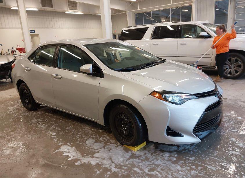 2019 Toyota Corolla L (VIN 2T1BURHE3KC142675) main photo