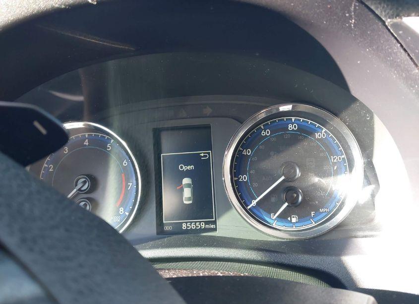 Photo 15 of 2019 Toyota Corolla SE (VIN 2T1BURHE3KC143664)