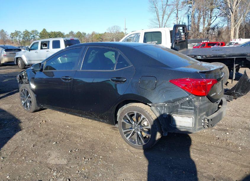 Photo 3 of 2019 Toyota Corolla SE (VIN 2T1BURHE3KC143664)
