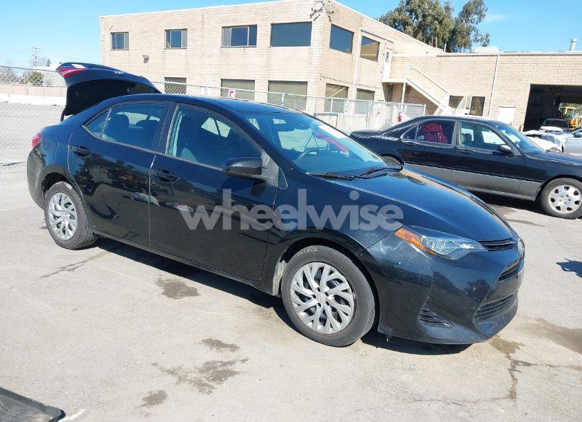 2019 Toyota Corolla LE (VIN 2T1BURHE3KC155541) main photo