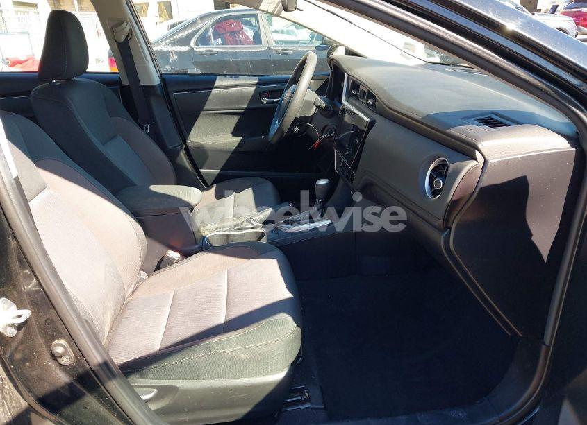 Photo 5 of 2019 Toyota Corolla LE (VIN 2T1BURHE3KC155541)