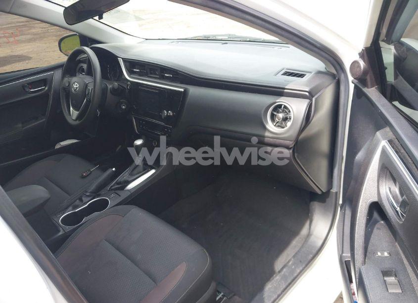 Photo 5 of 2019 Toyota Corolla LE (VIN 2T1BURHE3KC221683)