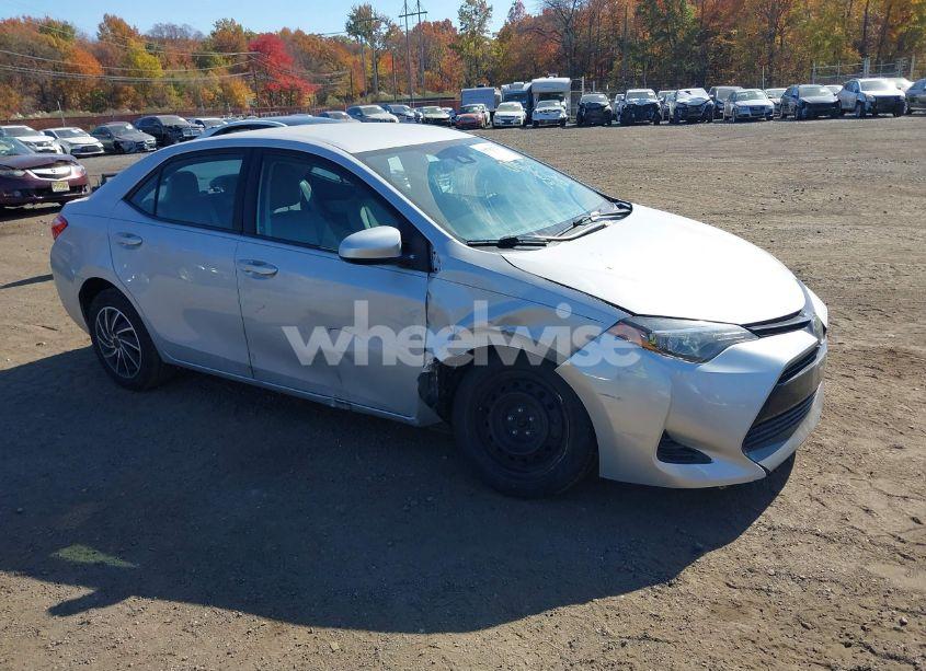 2017 Toyota Corolla LE (VIN 2T1BURHE4HC870966) main photo