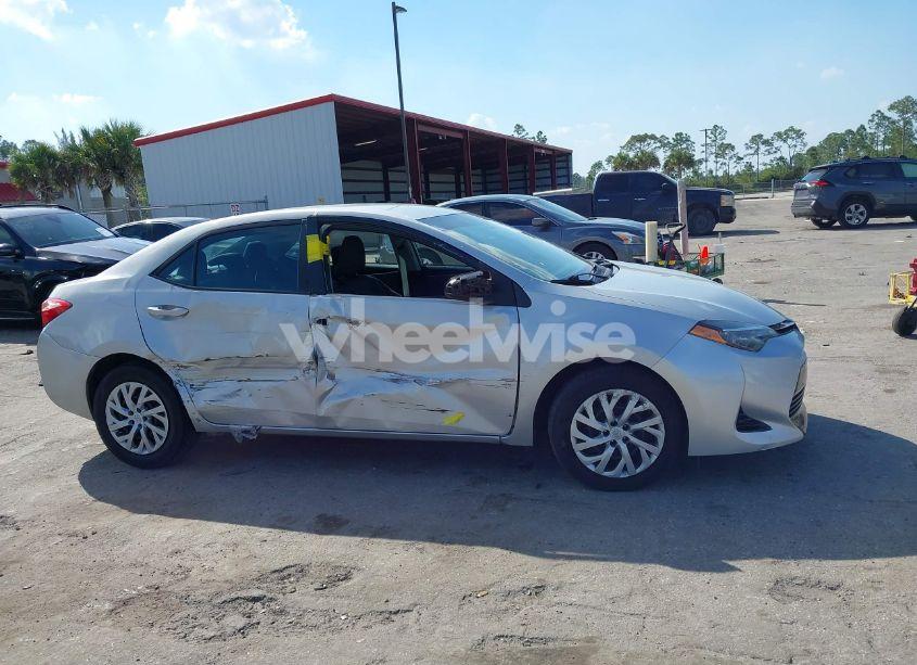 Photo 13 of 2018 Toyota Corolla LE (VIN 2T1BURHE4JC017179)