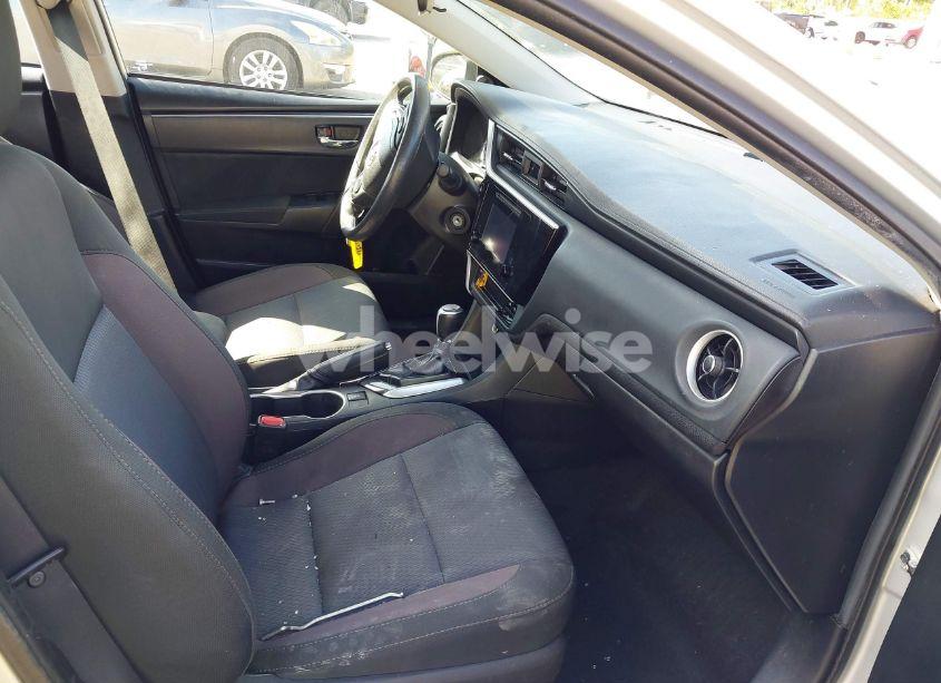 Photo 5 of 2018 Toyota Corolla LE (VIN 2T1BURHE4JC017179)