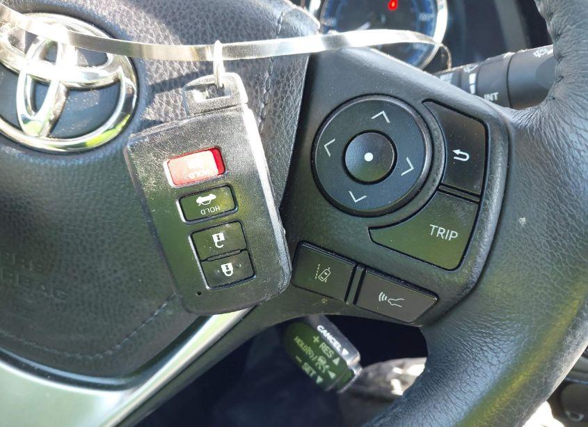 Photo 11 of 2018 Toyota Corolla L/LE/XLE/SE/XSE (VIN 2T1BURHE4JC029610)