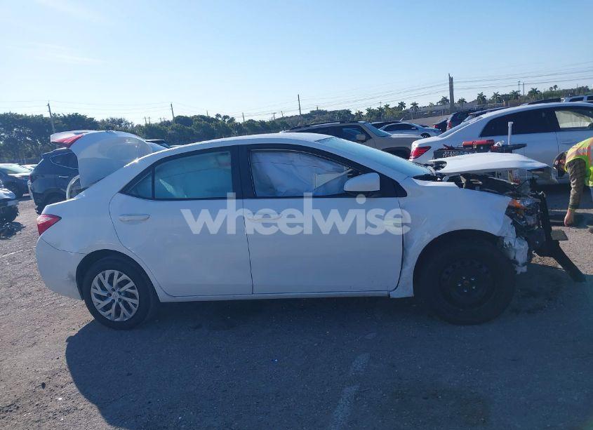 Photo 13 of 2018 Toyota Corolla LE (VIN 2T1BURHE4JC030563)