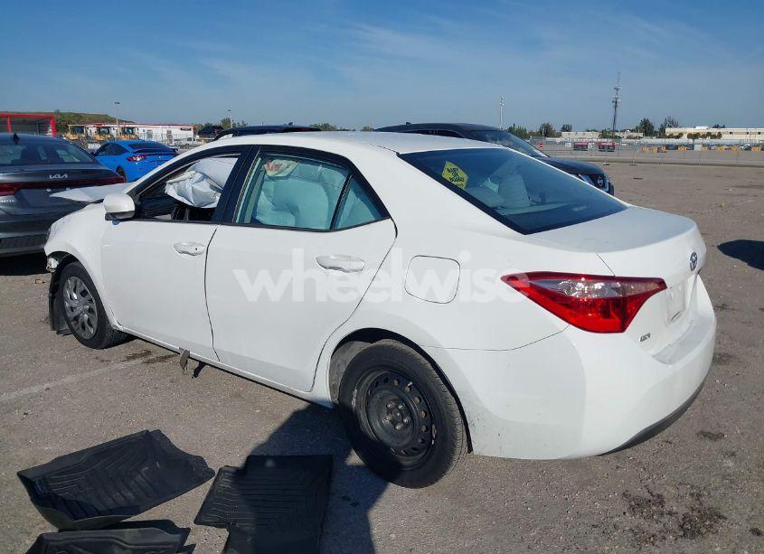 Photo 3 of 2018 Toyota Corolla LE (VIN 2T1BURHE4JC030563)