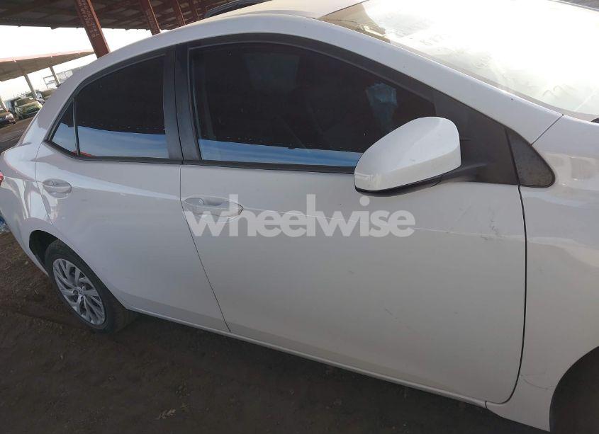 Photo 13 of 2018 Toyota Corolla LE (VIN 2T1BURHE4JC053406)