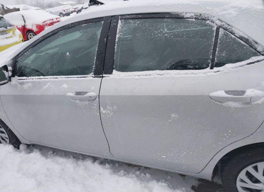 Photo 15 of 2018 Toyota Corolla LE (VIN 2T1BURHE4JC090326)