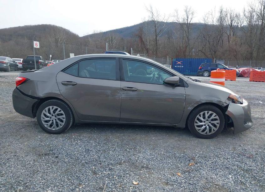 Photo 13 of 2018 Toyota Corolla LE (VIN 2T1BURHE4JC983029)