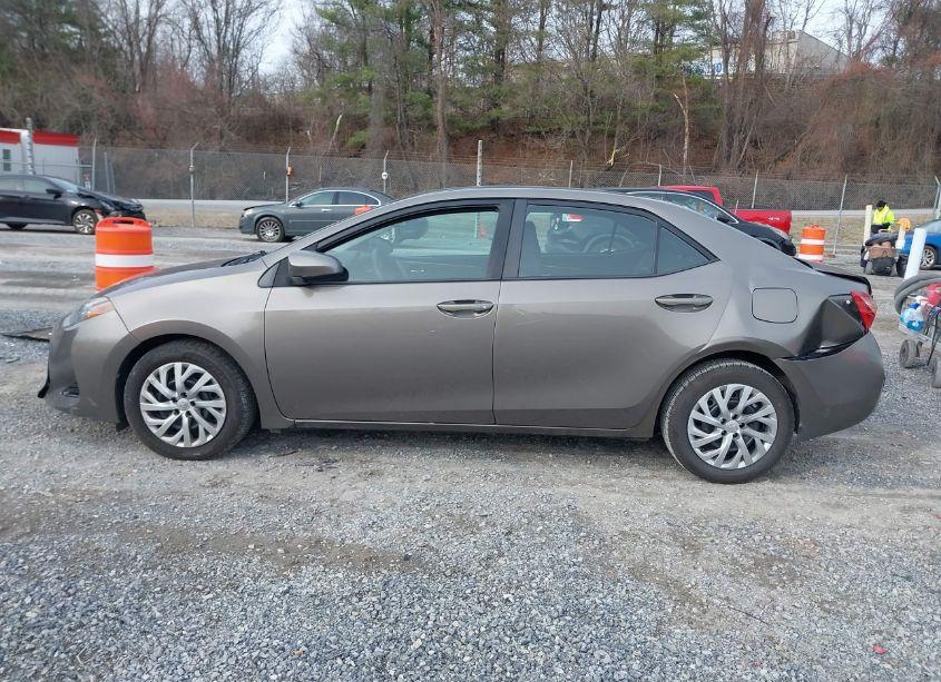 Photo 14 of 2018 Toyota Corolla LE (VIN 2T1BURHE4JC983029)