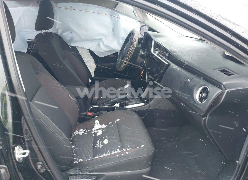 Photo 5 of 2019 Toyota Corolla LE (VIN 2T1BURHE4KC143799)