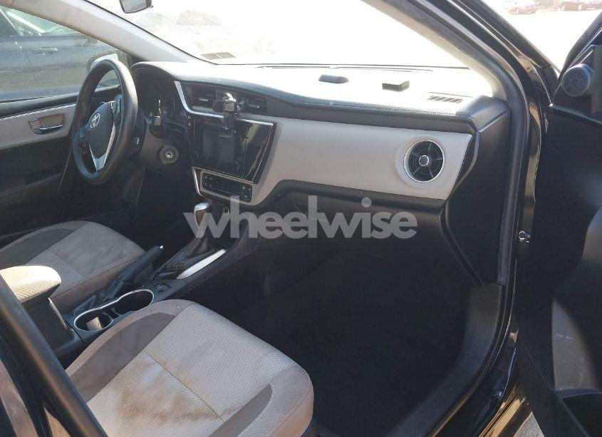 Photo 5 of 2019 Toyota Corolla LE (VIN 2T1BURHE4KC174132)