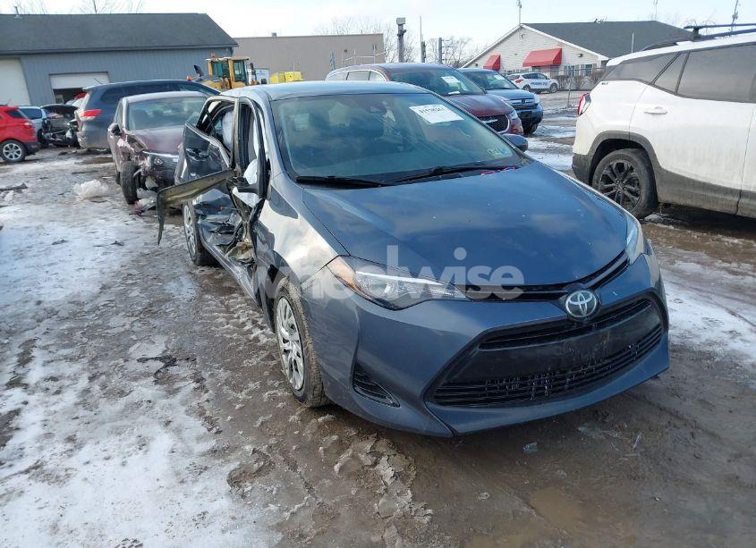 2017 Toyota Corolla LE (VIN 2T1BURHE5HC932679) main photo