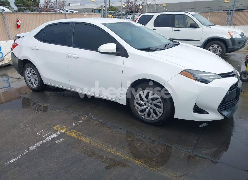 2018 Toyota Corolla LE (VIN 2T1BURHE5JC003906) main photo