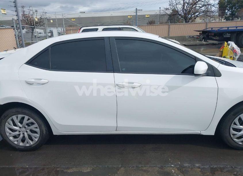 Photo 13 of 2018 Toyota Corolla LE (VIN 2T1BURHE5JC003906)