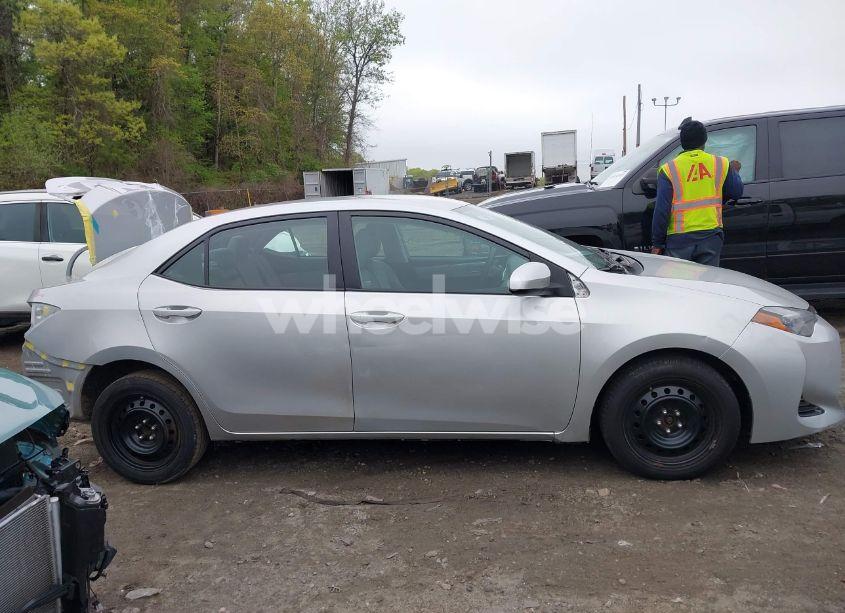 Photo 13 of 2018 Toyota Corolla LE (VIN 2T1BURHE5JC007745)