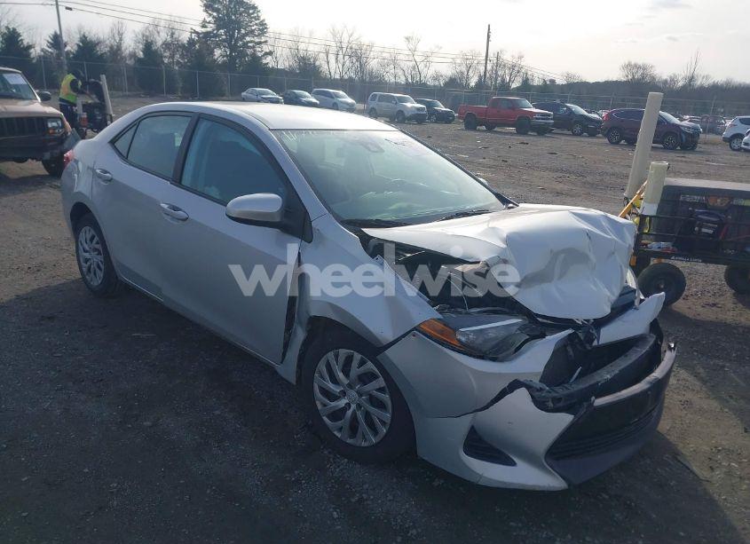 2018 Toyota Corolla LE (VIN 2T1BURHE5JC013108) main photo