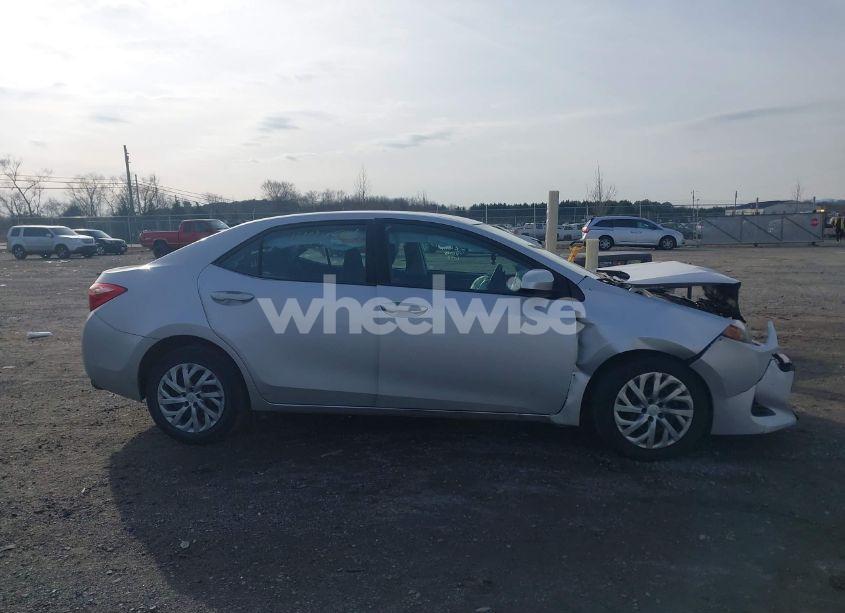 Photo 13 of 2018 Toyota Corolla LE (VIN 2T1BURHE5JC013108)
