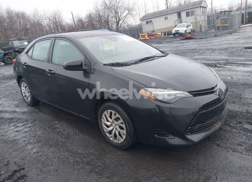 2018 Toyota Corolla LE (VIN 2T1BURHE5JC056055) main photo