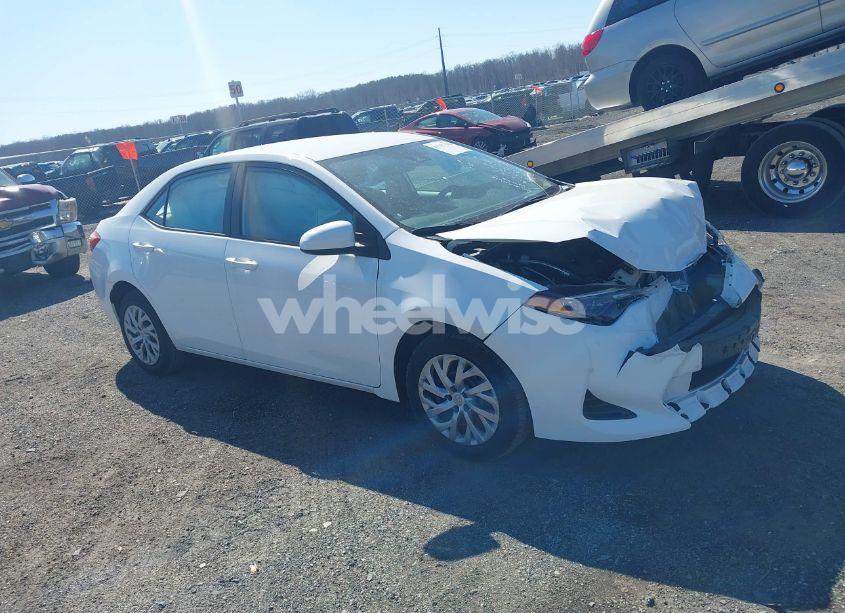 2018 Toyota Corolla LE (VIN 2T1BURHE5JC075916) main photo