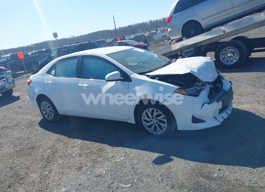 Photo 13 of 2018 Toyota Corolla LE (VIN 2T1BURHE5JC075916)