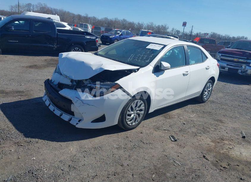 Photo 2 of 2018 Toyota Corolla LE (VIN 2T1BURHE5JC075916)