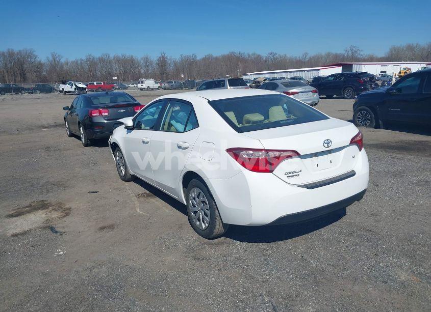 Photo 3 of 2018 Toyota Corolla LE (VIN 2T1BURHE5JC075916)