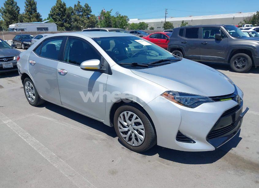 2018 Toyota Corolla LE (VIN 2T1BURHE5JC101432) main photo