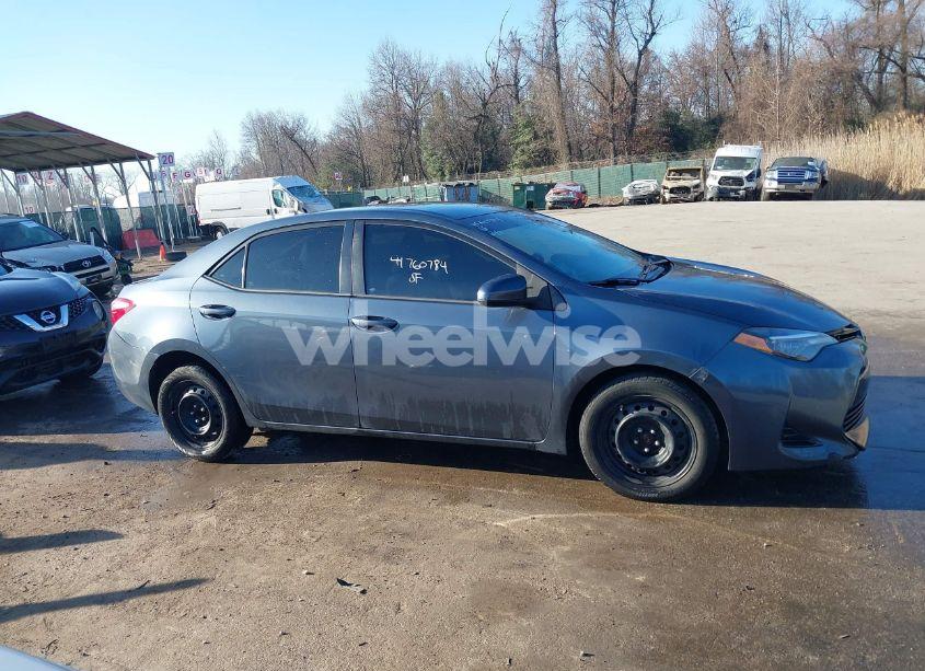 Photo 13 of 2018 Toyota Corolla LE (VIN 2T1BURHE5JC969463)