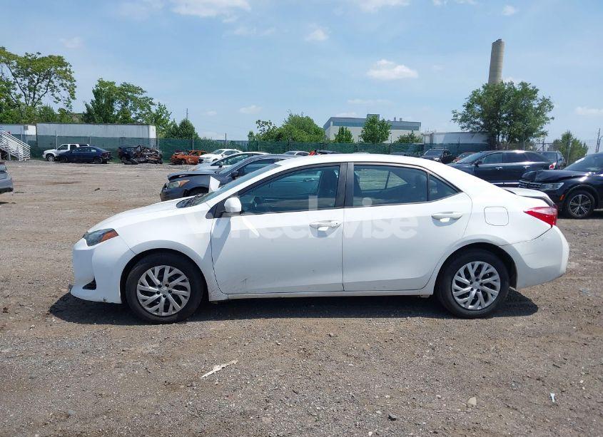 Photo 13 of 2018 Toyota Corolla LE (VIN 2T1BURHE5JC984867)