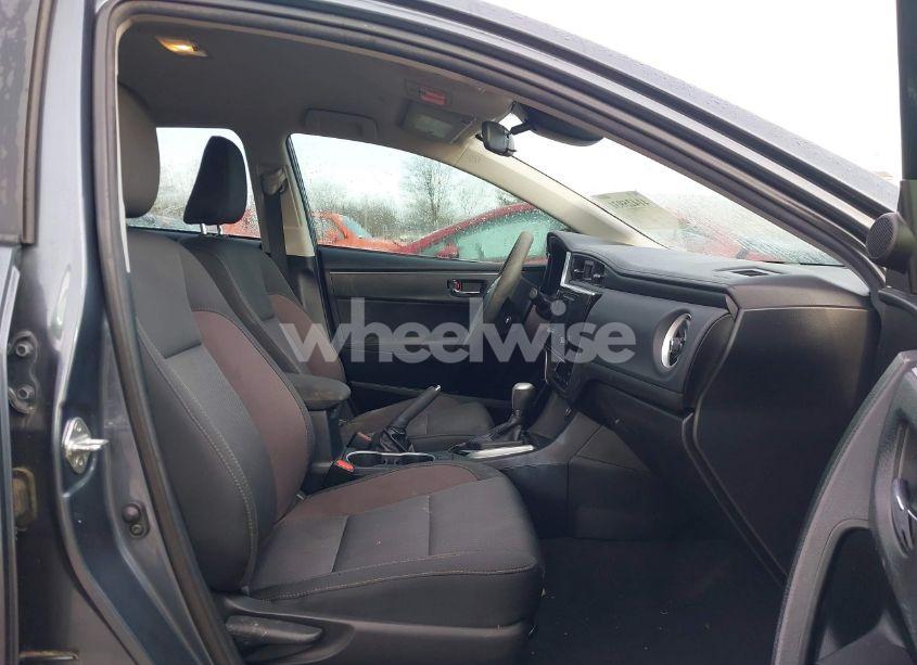 Photo 5 of 2019 Toyota Corolla LE (VIN 2T1BURHE5KC126459)