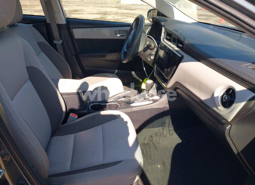 Photo 5 of 2019 Toyota Corolla LE (VIN 2T1BURHE5KC126901)