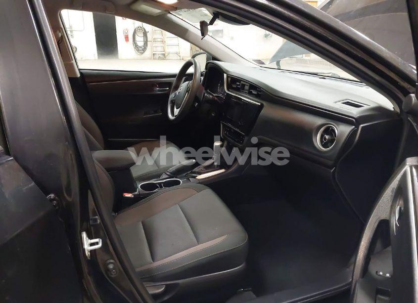 Photo 5 of 2019 Toyota Corolla LE (VIN 2T1BURHE5KC170378)