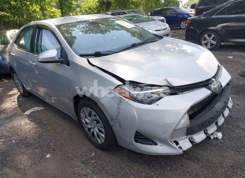 2018 Toyota Corolla LE (VIN 2T1BURHE6JC010315) main photo