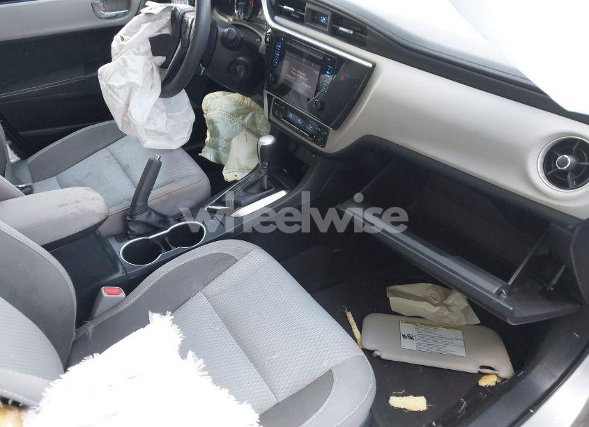 Photo 5 of 2018 Toyota Corolla LE (VIN 2T1BURHE6JC010315)