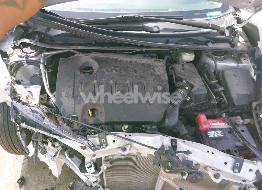 Photo 10 of 2018 Toyota Corolla LE (VIN 2T1BURHE6JC010332)