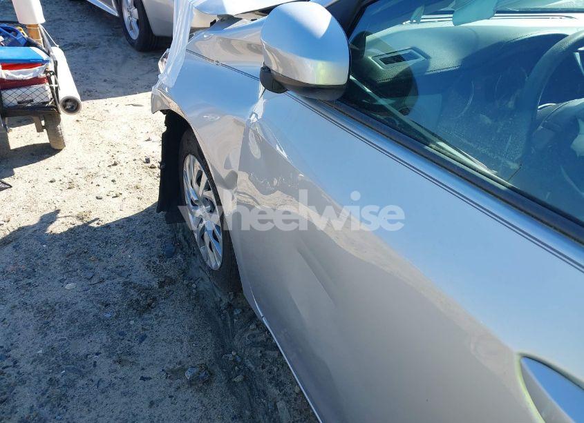 Photo 18 of 2018 Toyota Corolla LE (VIN 2T1BURHE6JC010332)