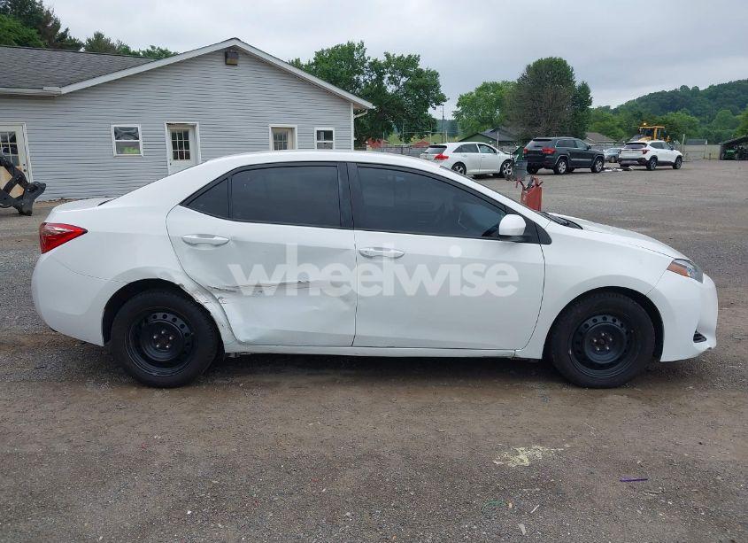 Photo 13 of 2018 Toyota Corolla LE (VIN 2T1BURHE6JC012680)