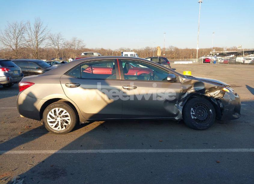 Photo 13 of 2018 Toyota Corolla LE (VIN 2T1BURHE6JC040320)