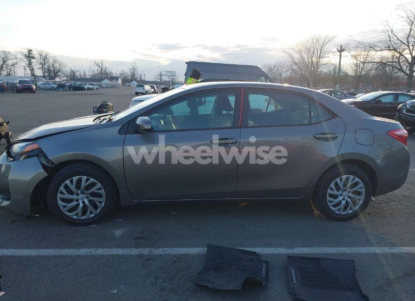 Photo 14 of 2018 Toyota Corolla LE (VIN 2T1BURHE6JC040320)