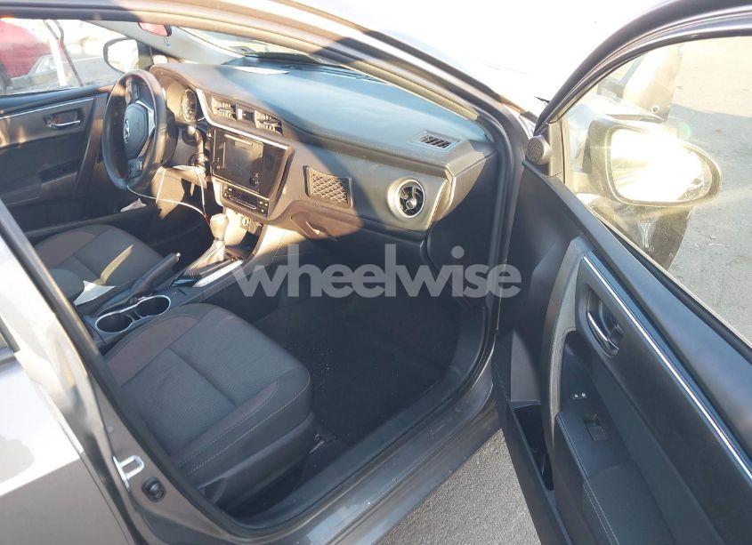 Photo 5 of 2018 Toyota Corolla LE (VIN 2T1BURHE6JC040320)