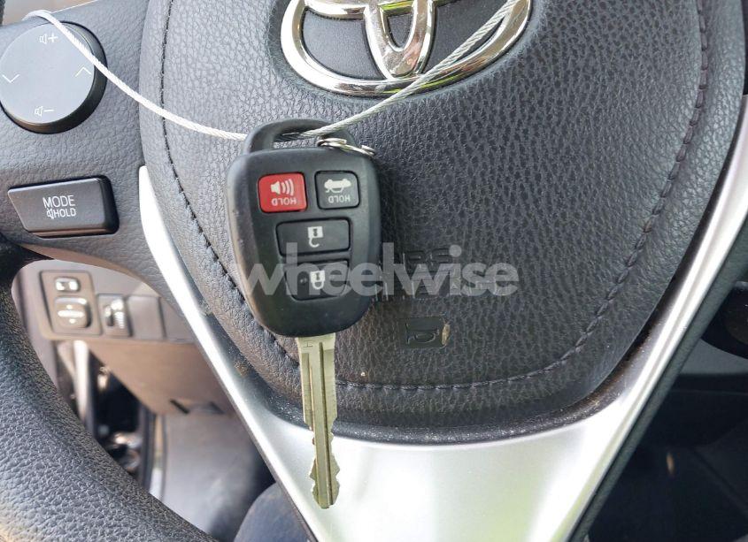 Photo 11 of 2018 Toyota Corolla LE (VIN 2T1BURHE6JC041032)