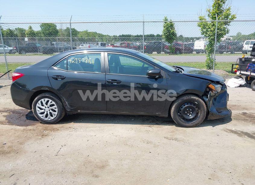 Photo 13 of 2018 Toyota Corolla LE (VIN 2T1BURHE6JC041032)
