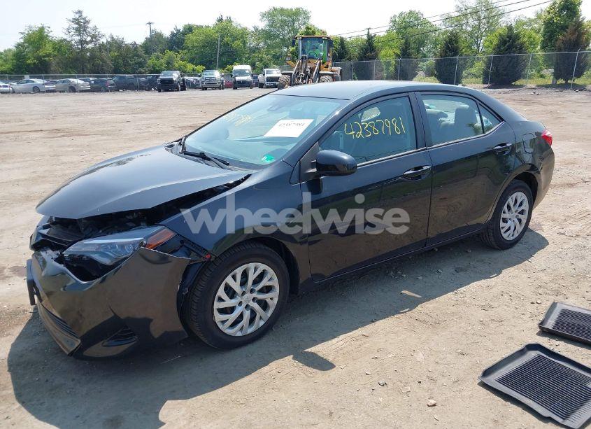Photo 2 of 2018 Toyota Corolla LE (VIN 2T1BURHE6JC041032)