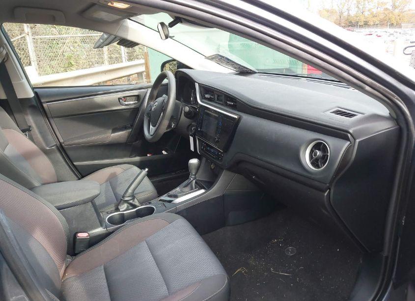 Photo 5 of 2018 Toyota Corolla LE (VIN 2T1BURHE6JC053343)