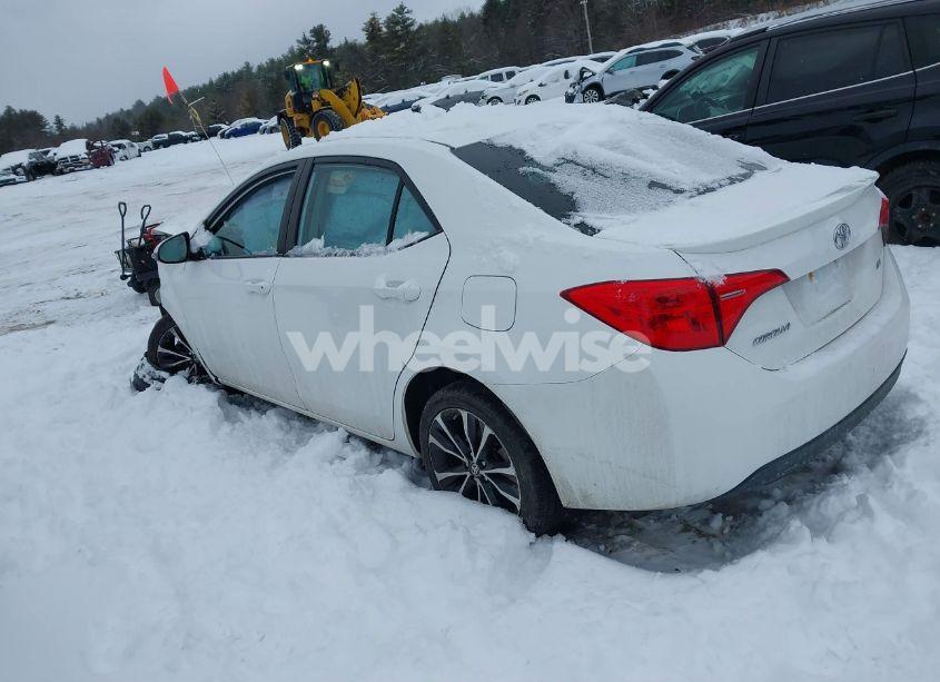 Photo 3 of 2018 Toyota Corolla SE (VIN 2T1BURHE6JC057943)